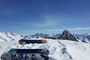 开云体育俱乐部官网-雪橇锦标：俄罗斯队冲击金牌，突破纪录在即！，俄罗斯的雪橇