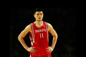 Kering-球队在关键比赛中凭借防守反击实现逆转，防守球员被进攻队员超越时,应该采用 步伐来追赶