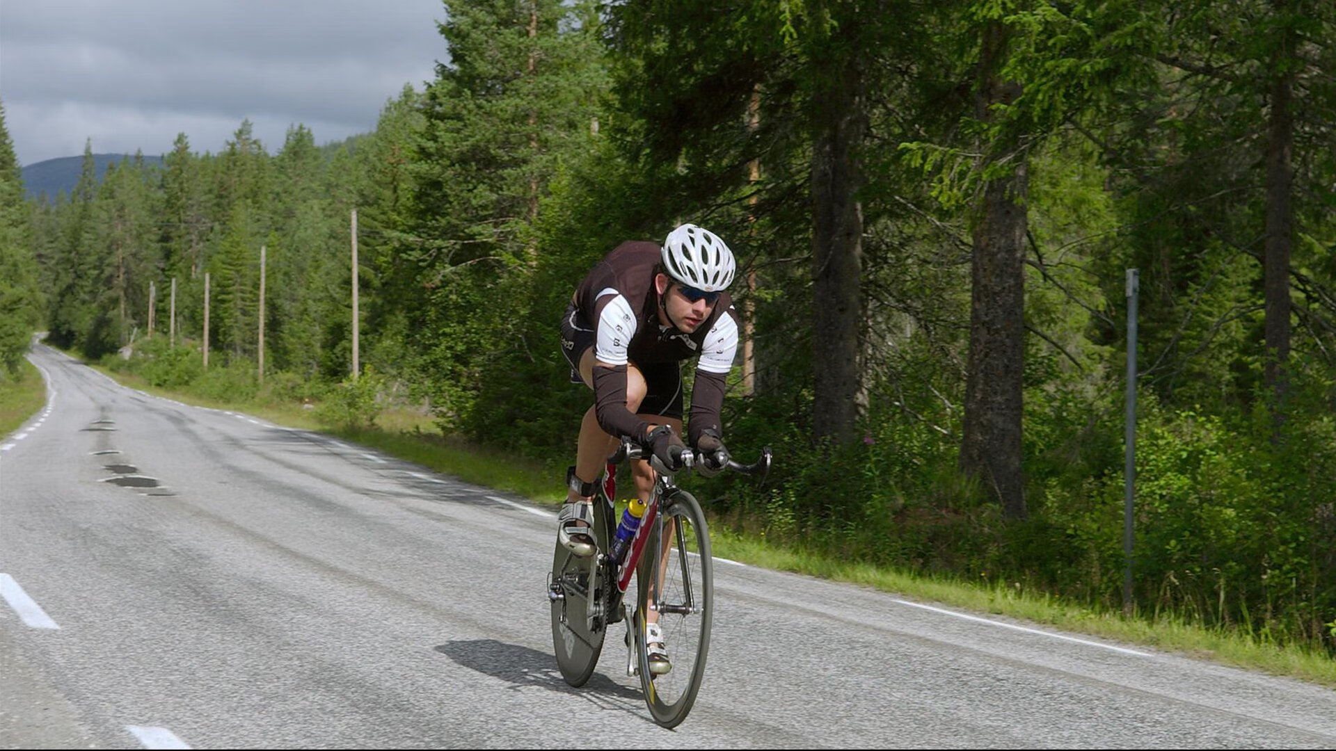 40岁的莫德里奇疯狂回追卡位，扼杀了罗马的反击，莫德里奇成名